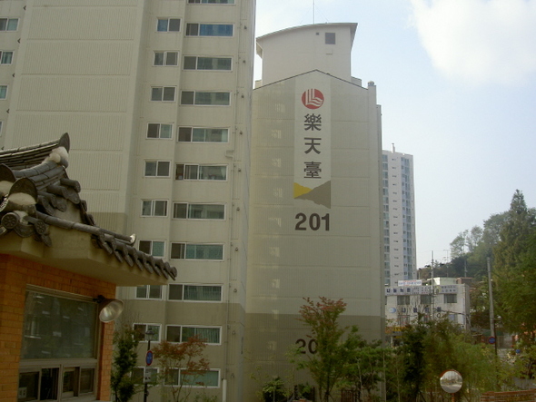 외장 공사를 하지 않은 낙천대 2차의 외벽 모습. 이정국 기자.