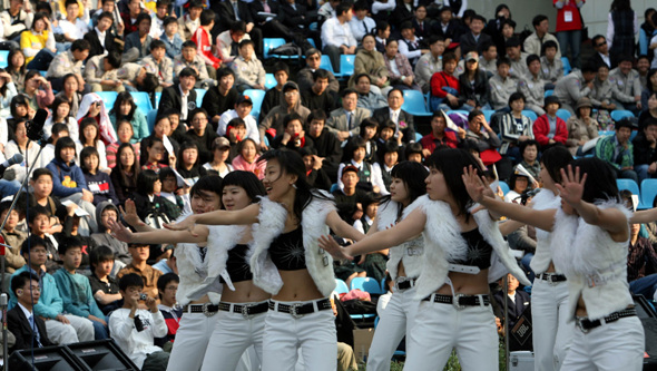 ‘2006 서울학생동아리한마당’이 31일 과천 서울랜드에서 개막됐다. 개막식 축하 무대에서 숭의여고 학생들이 ‘자유’를 표현하는 재즈댄스를 추고 있다. 한겨레신문사와 서울시교육청이 함께 연 이 행사는 청소년들이 그동안 갈고 닦은 실력을 뽐내는 축제로, 오는 11월4일까지 서울랜드, 서울시교육연수원, 서울기독교청년회관(YMCA) 등에서 계속된다. 김봉규 기자 bong9@hani.co.kr