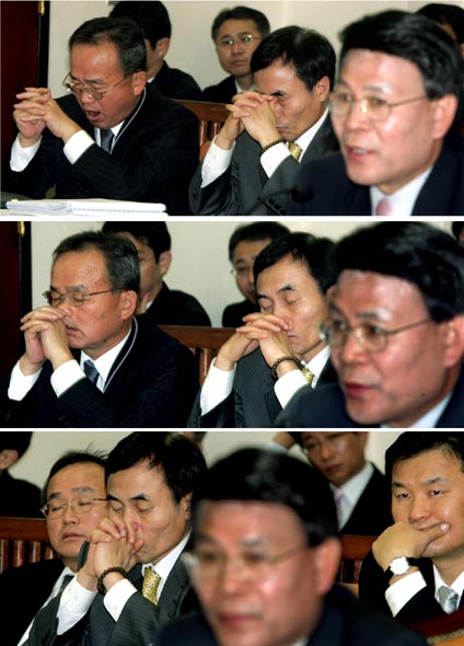 1일 오전 국회 건설교통위원회의 건교부  국정감사에 나온 건설교통부 간부들이  여,야 의원들이 추병직 장관(맨 앞)에게 신도시 추가 건설 계획과 관련해 강도 높게 질책을 쏟아놓고 있는데도 졸음을 참지 못하고 졸고 있다. 김종수 기자 jongsoo@hani.co.kr