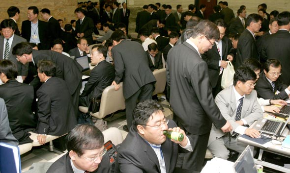 1일 국회에서 건설교통부 등에 대한 국정감사가 진행되는 동안 회의장 밖에서 공무원들이 바쁘게 움직이고 있다. 이종찬기자 rhee@hani.co.kr