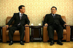 평양을 방문중인 문성현 민주노동당 대표(왼쪽)가 지난 31일 김영대 조선사회민주당 위원장과 만나 얘기를 나누고 있다.