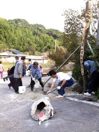 4일 펼쳐질 지리산문화제에 앞서 전남 구례군 산동면 사포마을 주민들이 직접 깎은 장승을 마을 들머리에 세웠다. 지리산생명연대 제공