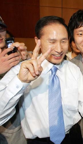 ‘자신만만’ 이명박
