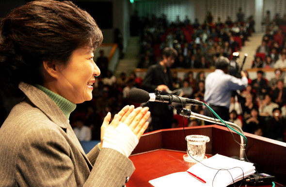 박근혜 한나라당 전 대표가 6일 오후 천안 단국대학교에서 학생들을 상대로 특강을 하면서 밝게 웃고 있다. 최근 지지율이 정체 상태이긴 하지만, 박 전 대표는 여전히 자신감을 잃지 않고 있다고 그의 측근들은 말한다. 천안/연합뉴스