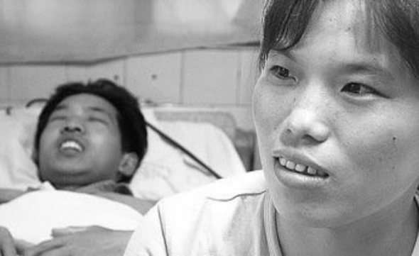 중국에서 가장 감동적인 10대 러브스토리로 선정된 나의 절반은 당신의 주인공 주구이친과 병상의 남편. (홍콩=연합뉴스)