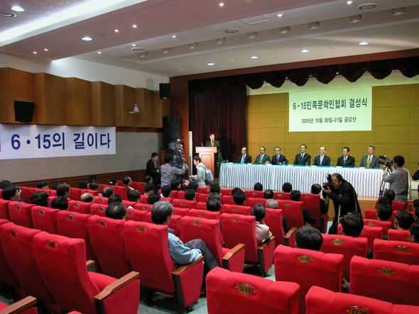 문화예술인과 일반인 등 200여명이 참여하는 ‘금강산 문화예술축전’이 25일 금강산에서 열린다. 북쪽 시인들이 참가해서 자신의 시를 낭송할 예정이었으나 무산되었다. 지난달 30일 금강산에서 열린 ‘6·15민족문학인협회’ 결성식 장면. 
금강산/최재봉 기자