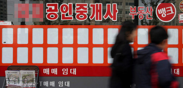 아파트 매물 시세표가 한 장도 붙어 있지 않은 서울 강남구 대치동의 한 부동산중개소 앞을 10일 시민들이 지나고 있다. 최근 강남구청은 가격 상승을 부추긴다는 이유를 들어 매물 시세표를 붙이지 말 것을 중개업소들에 권고했다. 박종식 기자 <A href="mailto:anaki@hani.co.kr">anaki@hani.co.kr</A>