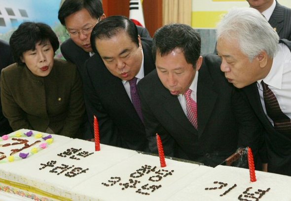 열린우리당 창당 3주년 기념식 10일 영등포 열린우리당 당사에서 열린 창당3주년 기념식에서 김근태 당의장 등 열린우리당 의원들이 축하떡 촛불을 끄고 있다. 2006.11.10 (서울=연합뉴스)