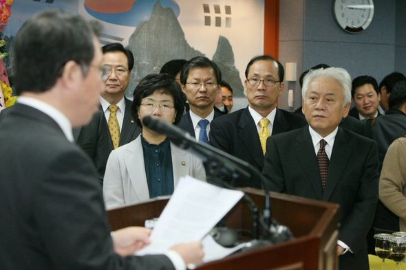 기념사 경청하는 열린우리당 의원들 10일 영등포 열린우리당 당사에서 열린 창당3주년 기념식에서 김한길 원내대표 등 의원들이 김근태 당의장의 기념사를 경청하고 있다. 2006.11.10 (서울=연합뉴스)