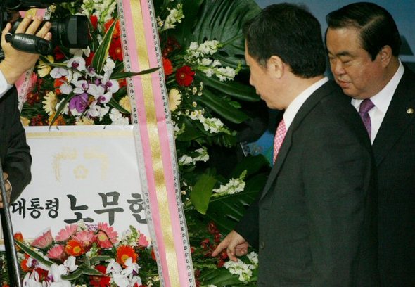 대통령 화환 보는 김근태 당의장 10일 영등포 열린우리당 당사에서 열린 창당3주년 기념식에서 김근태 당의장이 노무현 대통령이 보낸 화환을 보고 있다. 2006.11.10 (서울=연합뉴스)