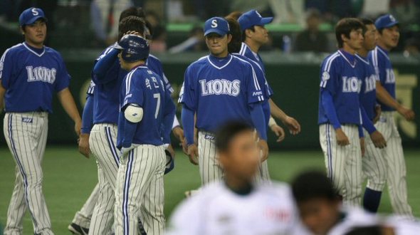 11일 일본 도쿄돔구장에서 열린 코나미컵 삼성 라이온즈 선수들이 대만 라뉴베어스와의 경기에서 3-2로 패한 후 아쉬워하고 있다. (도쿄=연합뉴스)