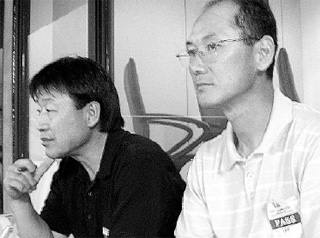 김재박 감독과 정진호 수석코치가 지난 10일 열린 대륙간컵대회 대한-일본진출을 유심히 지켜보고 있다.