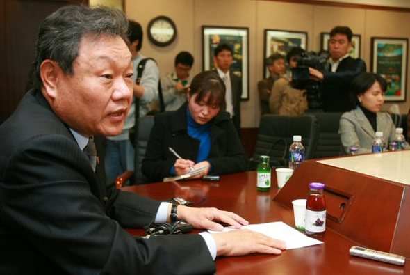 지난 13일 총장 공모자 심사에서 탈락해 연임에 실패한 고려대학교 어윤대 총장이 14일 오후 고려대 본관 제1회의실에서 기자들의 질문에 답하고 있다. 2006.11.14 (서울=연합뉴스)