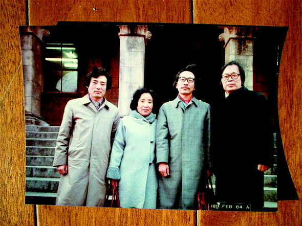 1984 2월 도쿄대 사회과학연구소 앞에서. 오른쪽부터 이문영 교수, 와다 교수, 이 교수 부인, 조성우씨.