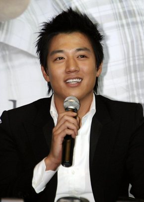 진지한 배우 김래원 13일 삼성동 메가박스에서 열린 영화 ‘해바라기’의 언론시사회. 주연배우 김래원이 질문에 답하고 있다. (서울=연합뉴스)