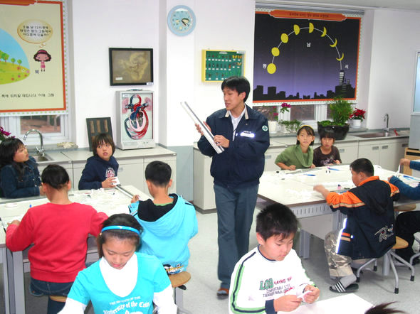 지난 13일 당진 유곡초교 5학년 학생들이 ‘현대제철과 함께 하는 주니어공학교실’에 참여해 자기부상열차의 원리를 배우고 있다.
