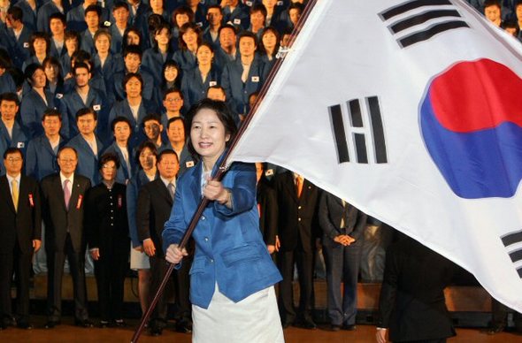 22일 오후 서울 방이동 올림픽공원 내 역도경기장에서 열린 제15회 하계아시안게임 한국선수단 결단식에서 정현숙 선수단장이 태극기를 힘차게 휘날리고 있다.(서울=연합뉴스)