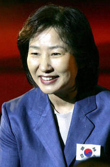 15회 도하 아시아경기대회에 참가하는 한국선수단 500여명이 22일 서울 올림픽공원 역도경기장에서 필승을 다짐하고 있다. 맨 앞줄 가운데 왼쪽부터 김정길 대한체육회장, 한명숙 국무총리, 정현숙 단장
김진수 기자 <A href="mailto:jsk@hani.co.kr">jsk@hani.co.kr</A>