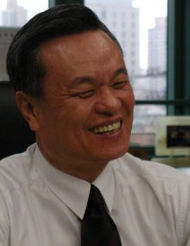 2004 년 08 월 16 일 한겨레 자료사진. 웃고 있는 한나라당 윤리위원장. 촬영당시 교회와사회위원회 위원장. 목사.