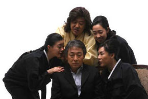 ‘연극을 사랑하는 치과인 모임’이  오늘부터 무대에 올리는 <위대한 실종>의 한 장면.