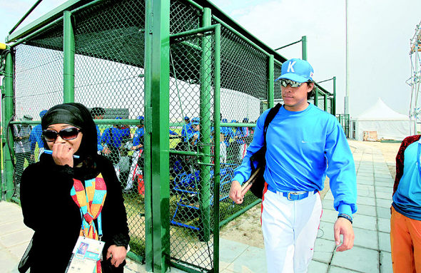 병규 오빠 멋져? 26일 오후(한국시각) 카타르 도하의 알 라이안 스포츠클럽 야구장에서 훈련하던 한국야구대표팀을 지켜보던 한 카타르 여성이 이병규 등이 구장을 나서자 수줍은 듯 웃음을 짓고 있다. 도하/연합뉴스