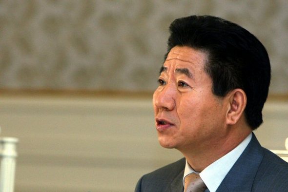 노대통령이 전효숙 헌법재판소장 후보자에 대한 임명동의안을 철회하기로 했다. 사진은 27일 청와대에서 신임 차관들에게 임명장을 수여한뒤 격려인사를 하고 있는 노대통령. (서울=연합뉴스)