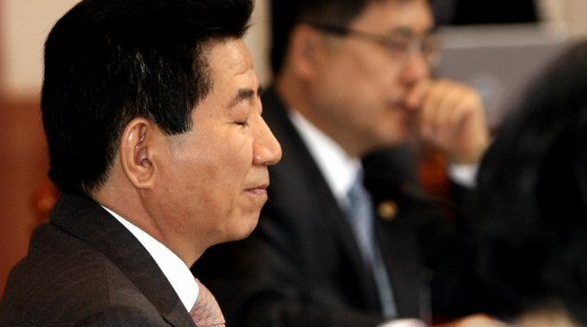 <b>노대통령 최근 정치상황 입장 표명</b> 노무현 대통령이 28일 오전 청와대에서 열린 국무회의에서 최근의 정치상황에 대한 입장을 밝힌뒤 잠시 눈을 감고 있다. 2006.11.28 (서울=연합뉴스)