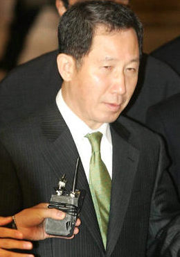<b>말 아끼는 김 의장</b>김근태 열린우리당 의장이 28일 국회에서 ‘열린정책연구원’이 ‘한반도 평화체제 구축의 전망과 과제’를 주제로 연 전문가 초청 정책간담회에 참석하기 위해 회의장으로 가고 있다. 김 의장은 당·청 갈등에 대한 기자들의 물음에 “침묵이 금인데…”라며 입을 다물었다. 이종찬 선임기자 <A href="mailto:rhee@hani.co.kr">rhee@hani.co.kr</A>