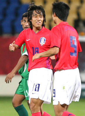 박주영(왼쪽)이 29일 새벽(한국시각) 도하아시아경기대회 축구 방글라데시와의 B조 첫 경기 후반 29분 한국팀의 세번째 골을 넣은 뒤 정조국과 함께 기뻐하고 있다. 도하/연합뉴스