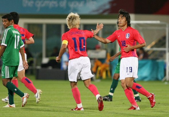 28일(한국시간) 오후 카타르 도하 알 가라파 스타디움에서 열린 아시안게임 남자 축구 B조 조별리그 한국과 방글라데시의 경기에서 박주영이 팀의 세번째 골을 넣은 뒤 이천수와 하이파이브를 하고 있다. 2006.11.28 (도하=연합뉴스)