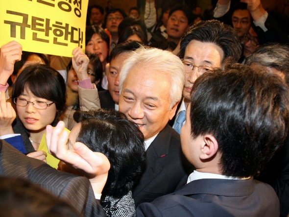 30일 국회 본회의장에 입장하는 열린우리당 김한길 원내대표가 비정규직법안 직권상정을 반대하는 민주노동당 당원들에게 둘러쌓여 있다. (서울=연합뉴스)