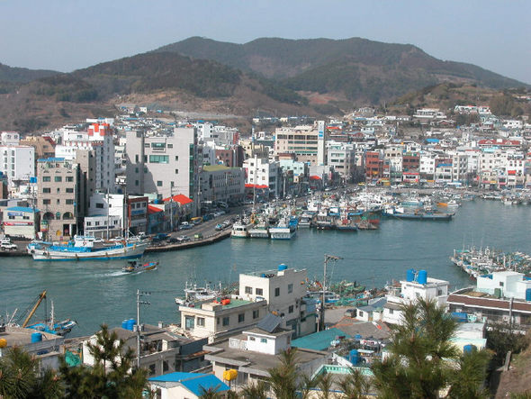 ‘한국의 나폴리’로 불리는 경남 통영항 전경. 이곳 출신 시인 유치환과 사랑하는 여인을 찾아 이곳으로 내려왔던 북관 사내 백석은 서로 다른 느낌으로 통영을 노래했다. 문학지리학적 방법론을 동원한 장석주씨의 비평집 <장소의 탄생>에서 그에 관한 설명을 만날 수 있다.