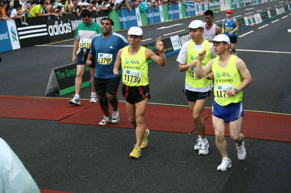  3일 싱가포르국제마라톤대회에서 천기식 배형진, 도우미 유달용(왼쪽부터)씨가 2시간10분 기록으로 하프마라톤을 완주했다.
 