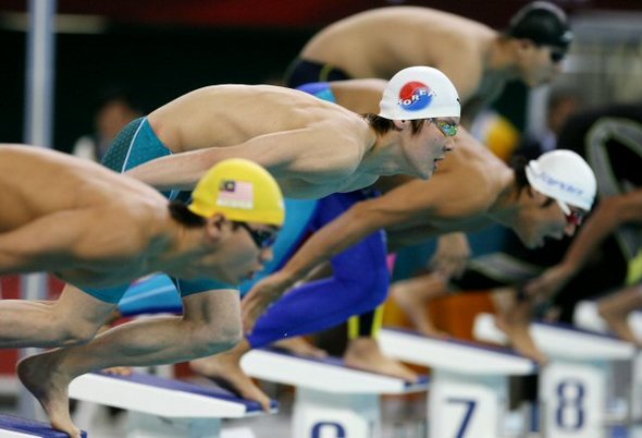 3일 오후(한국시간) 카타르 도하 하마드 아쿠아틱 센터에서 열린 수영 남자 200m 자유형에 출전한 박태환 선수가 힘차게 출발하고 있다. 2006.12.3 (도하=연합뉴스)