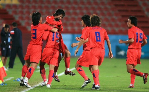 6일 오전 (한국시간) 카타르 도하의 알 라이얀 경기장에서 열린 한국과 바레인간의 아시안게임 축구 경기에서 한국의 오범석(15번)이 골을 성공시킨 뒤 동료들과 환호하고 있다. 2006.12.6(도하=연합뉴스)