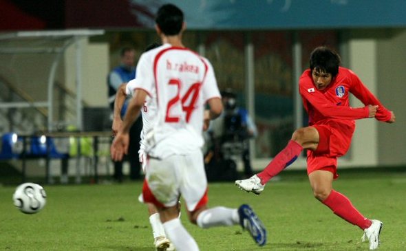 6일 새벽(한국시간) 카타르 도하 알 라이얀 스포츠클럽에서 열린 아시안게임 축구 한국과 바레인의 경기에서 후반 오범석이 중거리 슛으로 결승골을 넣고 있다. 2006.12.6 (도하=연합뉴스)