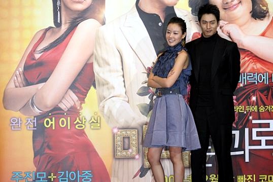 <미녀는 괴로워>(제작: 리얼라이즈픽쳐스, KM컬쳐) 주인공인 김아중과 주진모(오른쪽).