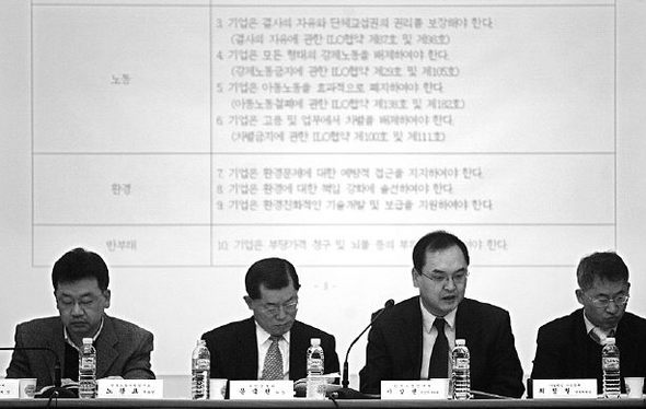 6일 서울 중구 명지빌딩에서 열린 ‘노동·사회 관점에서 본 기업의 사회적 책임 추진방향’ 정책토론회에서 이장원 한국노동연구원 선임연구위원(오른쪽 두번째)이 주제발표를 하고 있다. 
김경호 기자 <A href="mailto:jijae@hani.co.kr">jijae@hani.co.kr</A>