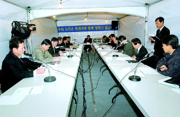 전북도는 6일 오전 7시30분 현대자동차 전주공장 앞 ‘현대차 지키기 도민운동본부’ 천막안에서 간부회의를 열었다. 전북도 제공