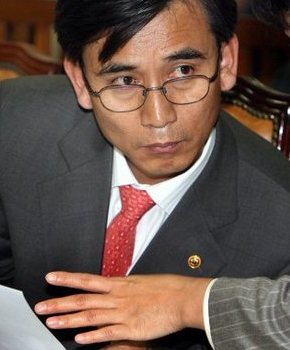 30일 오전 국회 보건복지위원회에 출석한 유시민 보건복지부 장관이 한 직원과 대화를 나누고 있다. 2006.11.30 (서울=연합뉴스). 자료사진.
