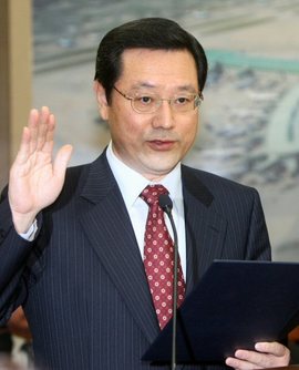 이용섭 건설교통부 장관 후보자가 6일 국회 건교위에서 열린 인사청문회에서 선서하고 있다. 2006.12.6. (서울=연합뉴스)