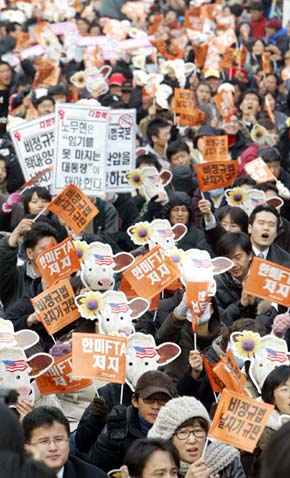 한-미 자유무역협정(FTA)에 반대하는 제3차 범국민 총궐기대회 참가자들이 5일 오후 서울 대학로에서 열린 민주노동당의 비정규직 철폐 결의대회에 참석해, 민주노동당원들과 함께 에프티에이 중단 구호를 외치고 있다. 김정효 기자hyopd@hani.co.kr