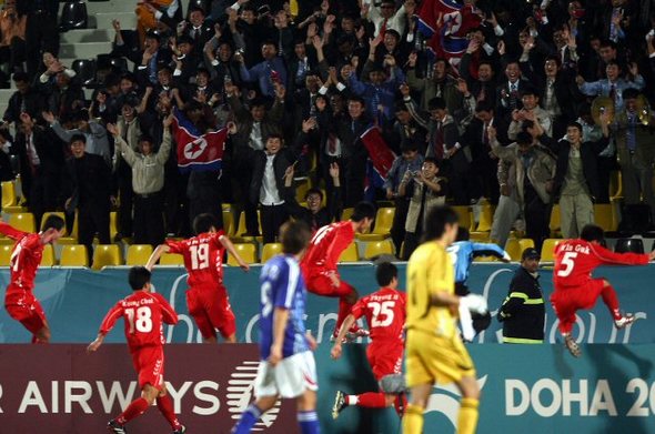 6일 오후(한국시간) 도하 카타르 스포츠클럽 스타디움에서 열린 2006도하아시안게임 남자 축구 북한과 일본의 경기에서 2-1로 승리한 북한 선수들이 북한 응원석쪽을 뛰어들고 있다. (도하=연합뉴스)