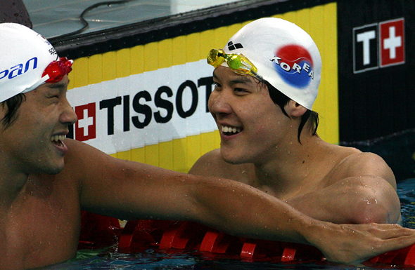 박태환이 자유형 100m에서 은메달을 딴 뒤 동메달을 차지한 일본의 호소카와 다이스케와 기쁨을 나누고 있다. 도하/이정용 기자 lee312@hani.co.kr