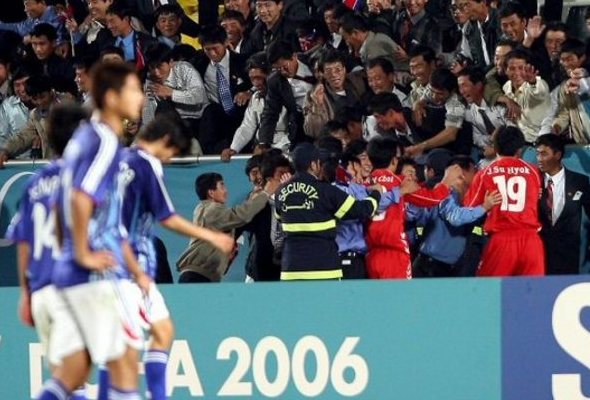 6일 오후(한국시간) 도하 카타르 스포츠클럽 스타디움에서 열린 2006도하아시안게임 남자 축구 북한과 일본의 경기에서 2-1로 승리한 북한 선수들이 북한 응원석쪽을 뛰어들고 있다. 2006.12.7 (도하=연합뉴스)