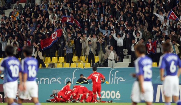 6일 오후(한국시간) 도하 카타르 스포츠클럽 스타디움에서 열린 2006도하아시안게임 남자 축구 북한과 일본의 경기에서 북한이 두번째 골을 성공시키자 관중석에 있던 북한응원단들이 환호하고 있다.(도하=연합뉴스)