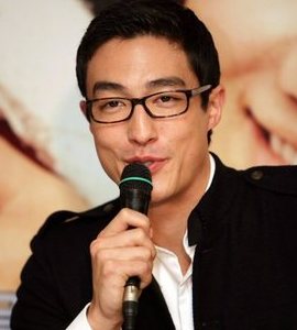 27일 오후 서울극장에서 열린 영화 ‘미스터 로빈 꼬시기’의 언론시사회에 참석한 영화의 주인공 다니엘 헤니가 동료배우인 엄정화와 있었던 일화를 밝히고 있다. 2006.11.27 (서울=연합뉴스)