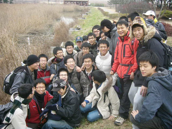 졸업을 앞두고 ‘시화호 도보 및 자전거 순례’를 시작한 경기 안산 동산고 3학년생 35명이 7일 오후 시화호 갈대 습지에서 화이팅을 외치고 있다.