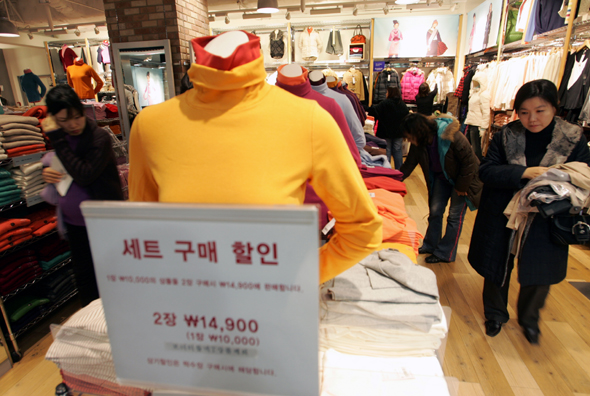 한 백화점에서 소비자들이 옷을 사고 있다. 백화점이라고 해서 모두 옷값이 비싼 것은 아니다. 이종근 기자