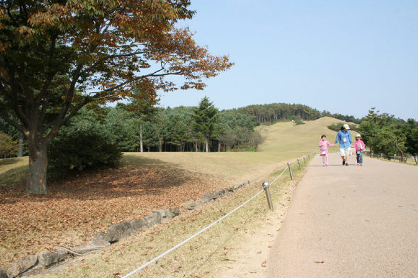 무령왕릉 가는 길. 무령왕릉은 웅진백제 왕가의 무덤인 공주 송산리 고분군 가운데 하나로 백제 제25대 임금인 무령왕과 왕비가 합장돼 있다.
